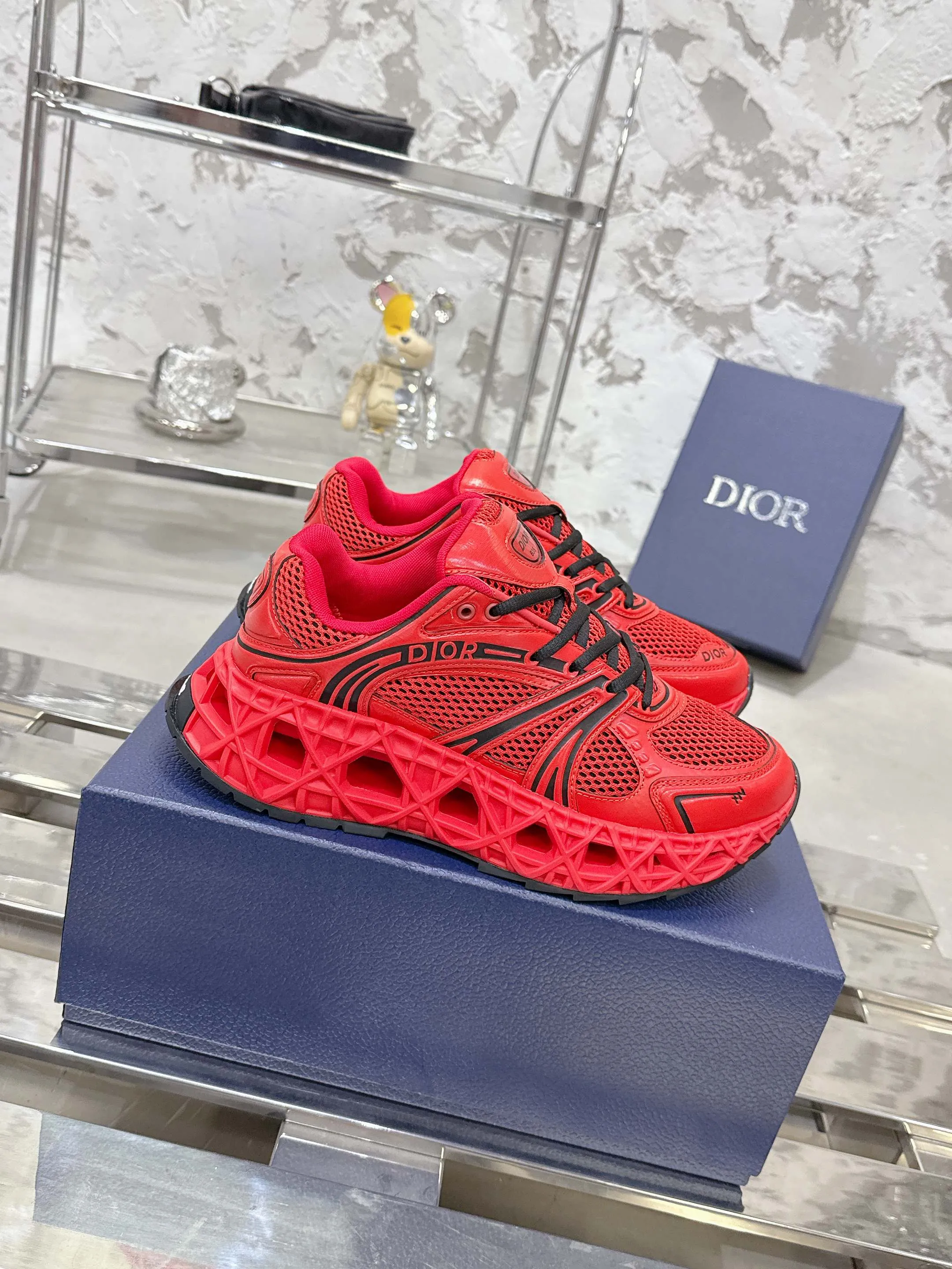 Factory price 780💰 Top version! ! ! Dior (B35) DIOR spring and summer men's wear show, the show was held at the Valle de Grasse School in Paris. Kim Jones drew inspiration from the works of South African artist Hylton Nel. The details of the shoes, clog soles and tribal elements, cleverly blended luxury craftsmanship and practicality, with fresh childishness and bright temperament, creating a new season hot spot. Dior KAWA Dior co-branded casual sports shoes reinterpret running shoes with Dior's high-end style. B35 is made of fine-textured leather and mesh fabric materials. It can be worn in all seasons, is comfortable and breathable, and has multiple lines on the shoe body to outline details. It has a full retro three-dimensional feel and can create a casual look all year round! Fabric: Cowhide/customized cloth material Lining: Imported breathable mesh Outsole: Original molded outsole Size: 39-46 (customized at 45.46)